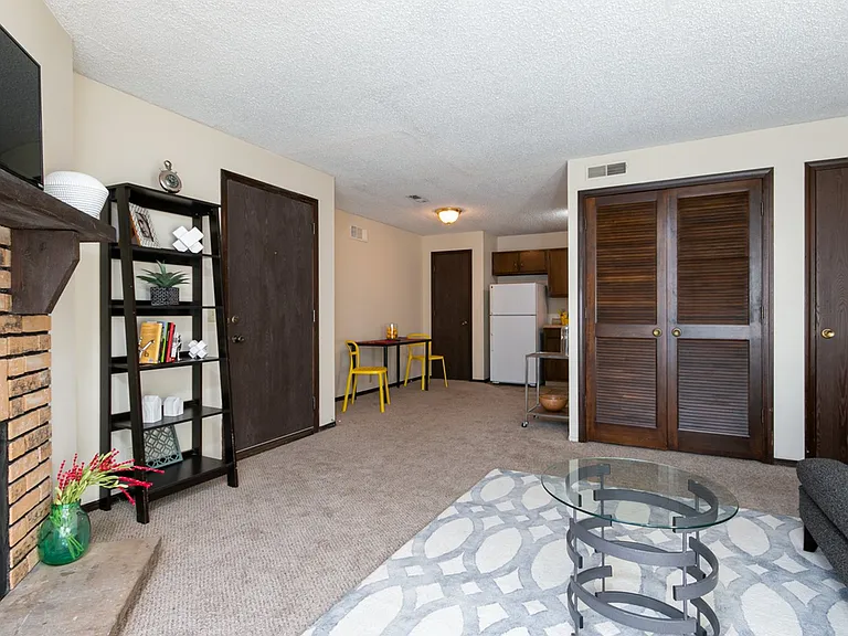 1524 McCain Ln — Photo 4