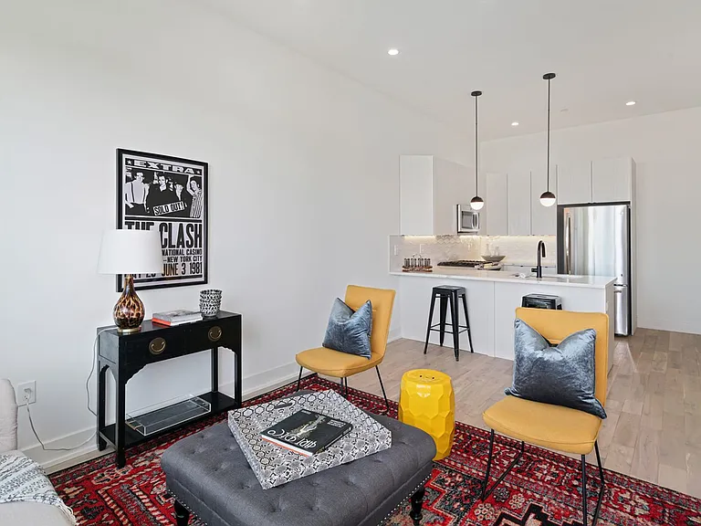 Stunning Apartment on Snyder Ave — Photo 40
