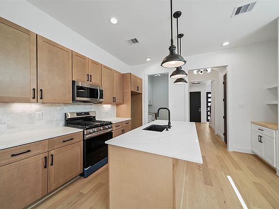 3rd image of 124 E 32nd St