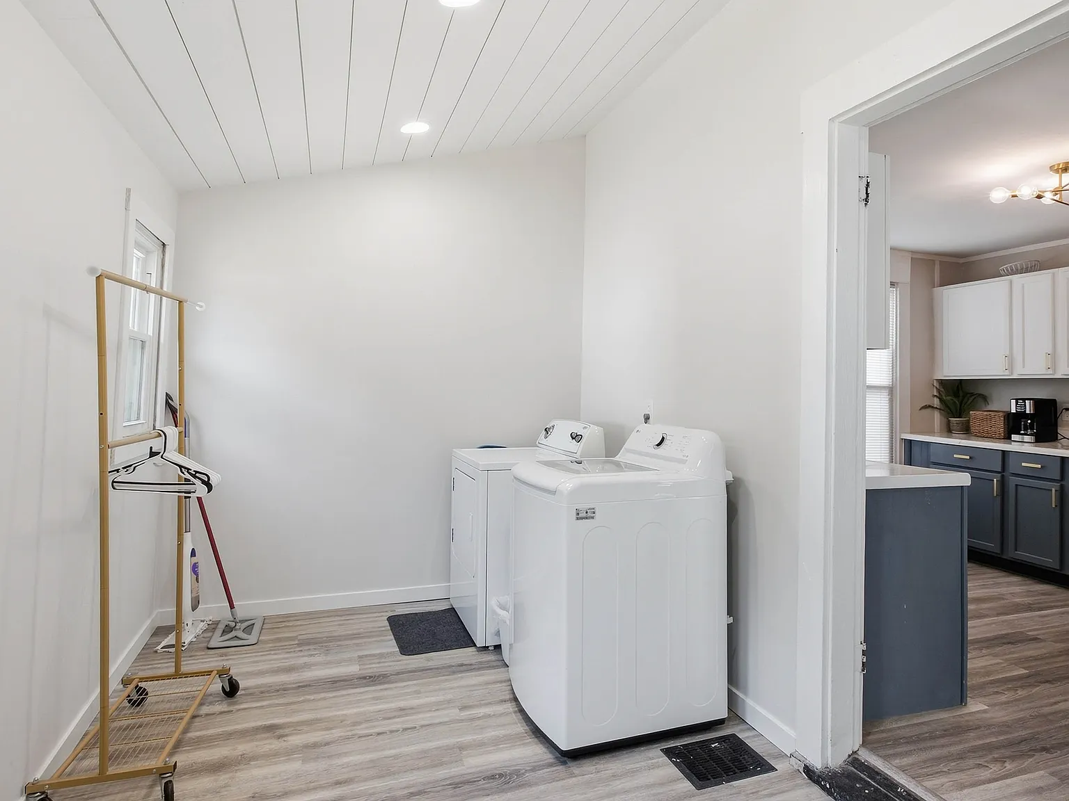 3 bed, 2400 sqft, $2,500 — Photo 3