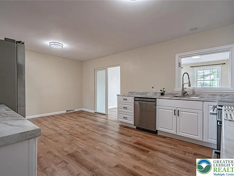 5650 Greens Dr — Photo 11