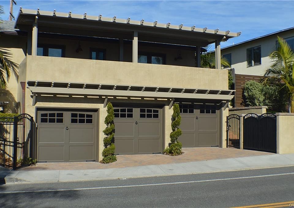 Smooth stucco finish, access to unit 3 through gate on the right and at back of property.