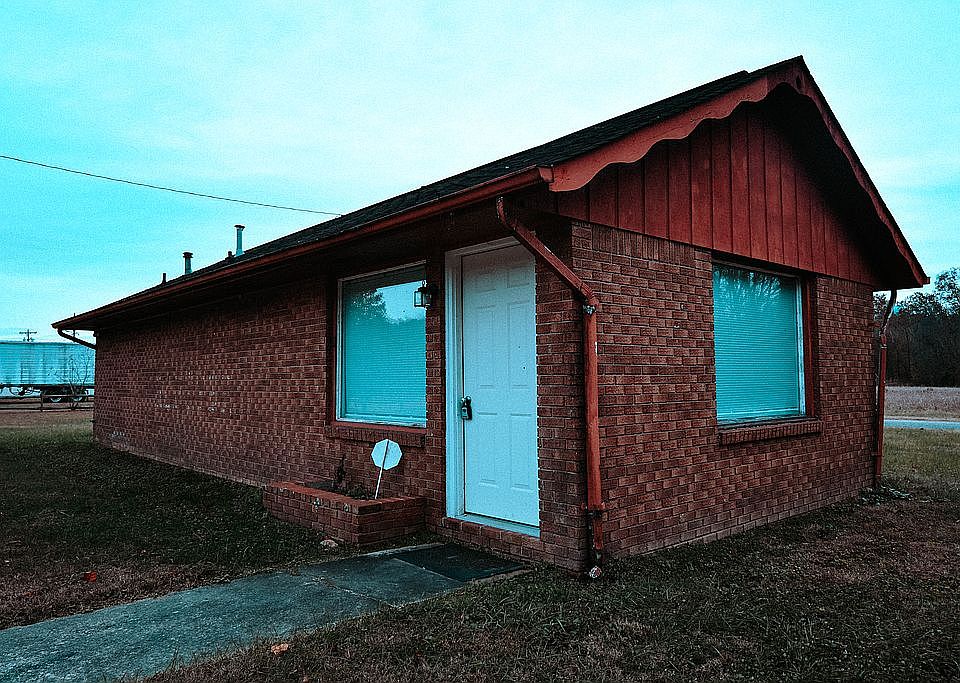 1st image of 325 W Park Cir