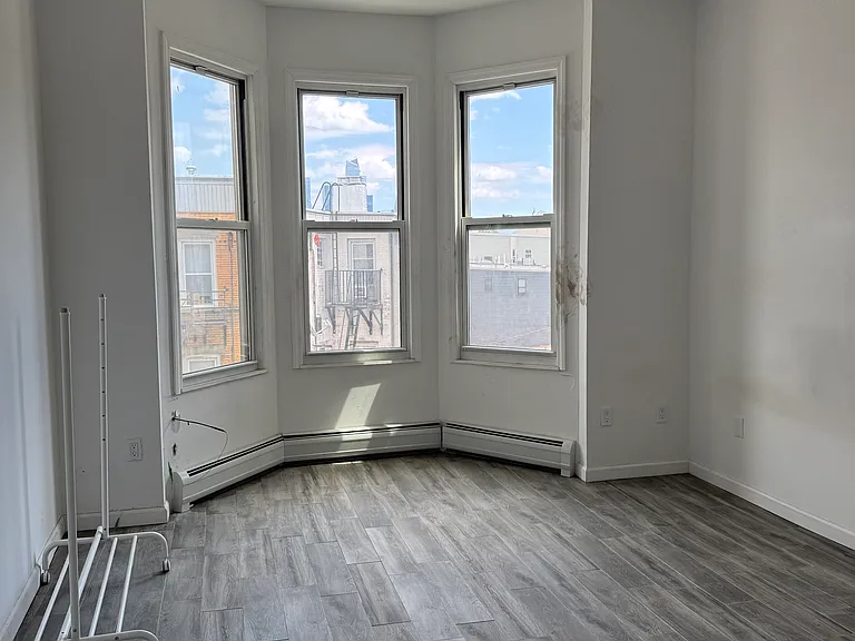 559 Hudson Ave #3R — Photo 9