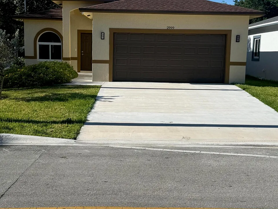 2999 NW 9th St