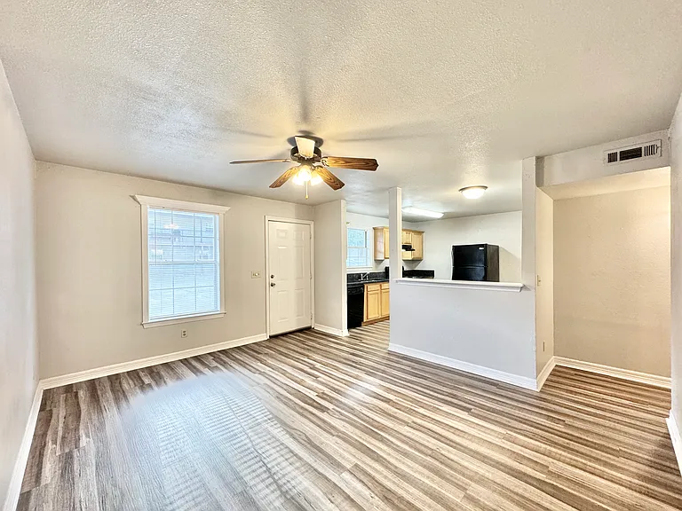 884 W Holly St #12 — Photo 9