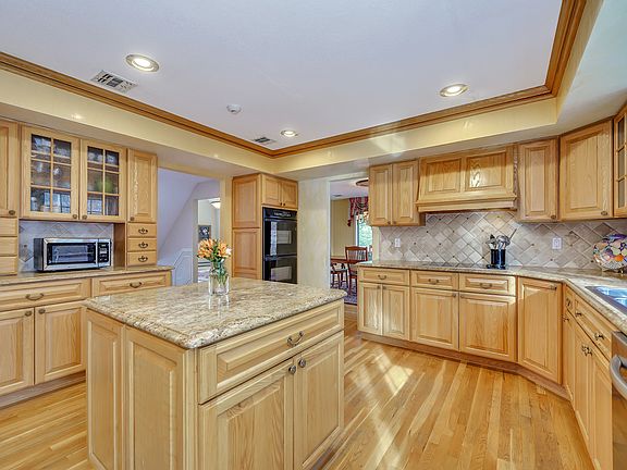 3rd image of 227 Briarwood Dr