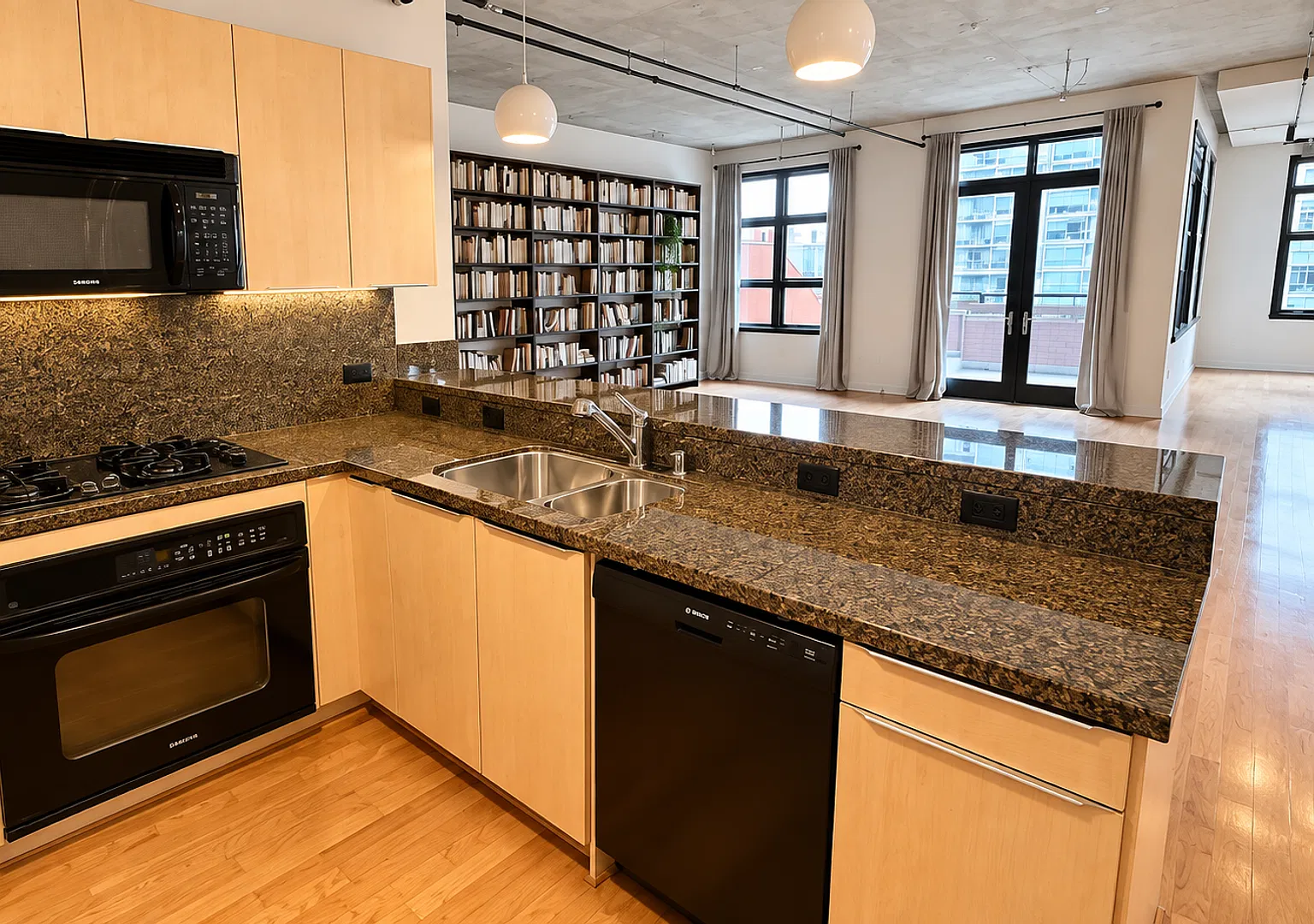 Spacious Luxury Loft with 2 Baths, 2 Parking Spaces in Downtown San Diego — Photo 4