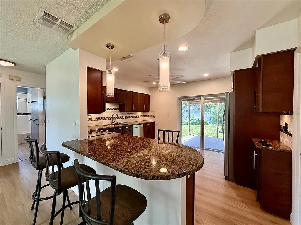 2 bed, 1.0 bath, 852 sqft, $2,450 — Photo 4