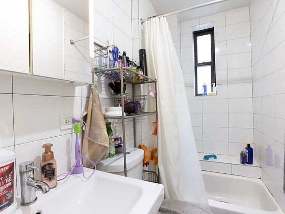 4th image of 248 Bainbridge St APT 6