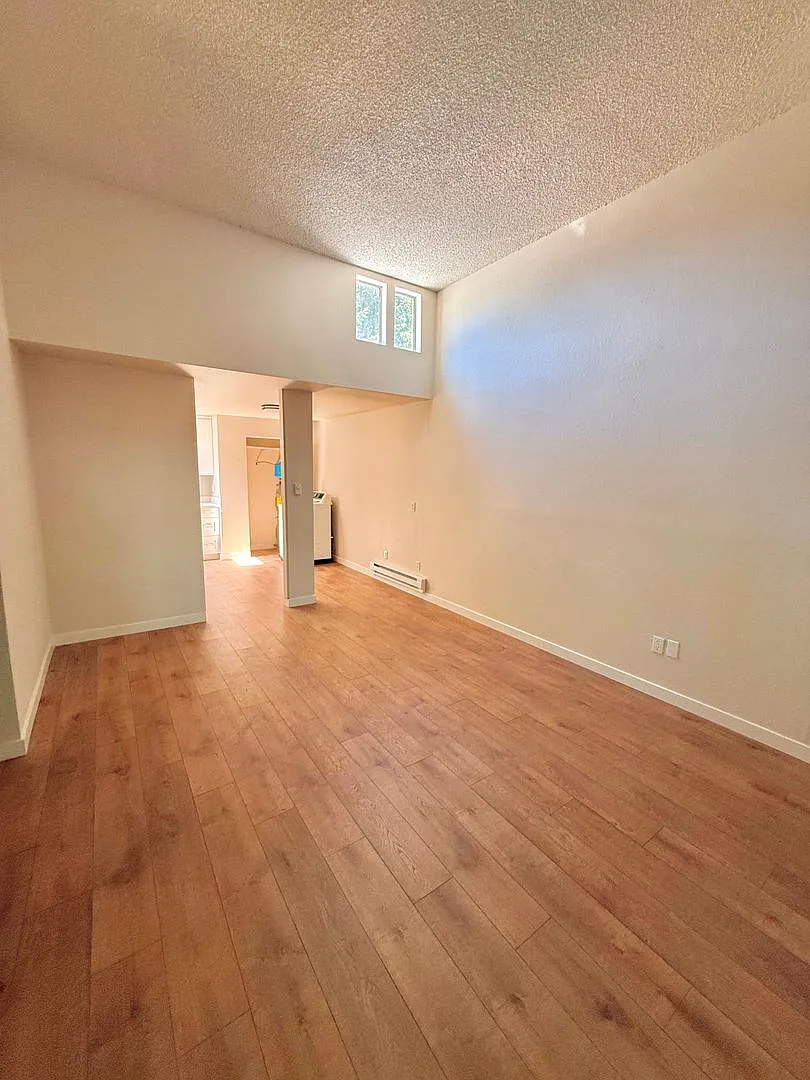 Spacious 2 Bed 1 Bath Fairwood Condo — Photo 4
