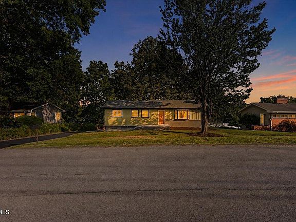 4th image of 301 Carolyn Cir