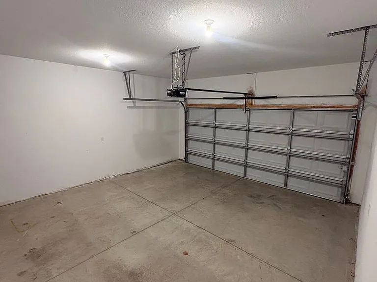 709 Stephanie Ct — Photo 14