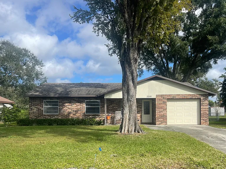 2205 Country Loop S — Photo 1