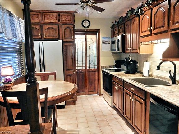 5th image of 378 Laurel Dr