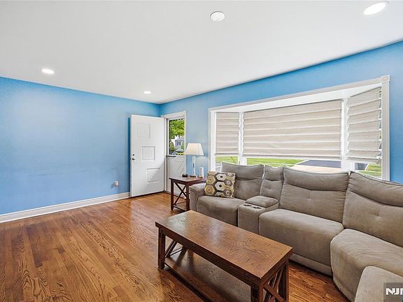 4th image of 320 Ridgewood Blvd N