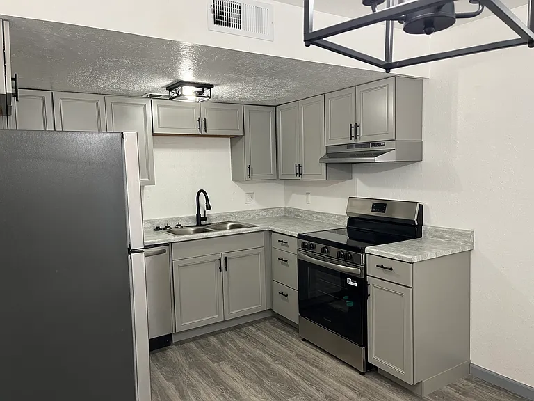 Fully Updated 2 Bedroom End Unit in Rio Rancho — Photo 2