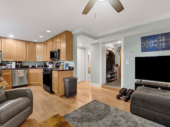 5th image of 1133 W Grace St APT G