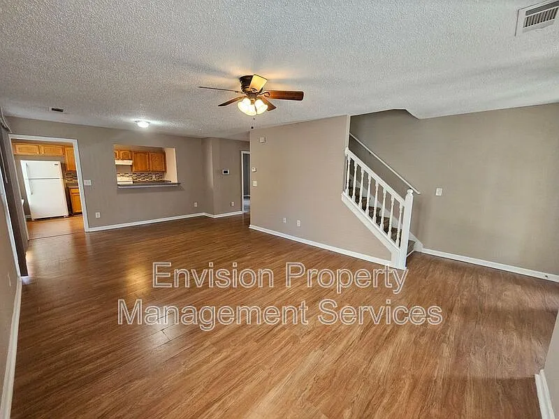 5 bed, 3.0 bath, 1816 sqft, $1,895 — Photo 2