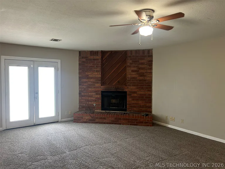 1105 W Fredericksburg St — Photo 5