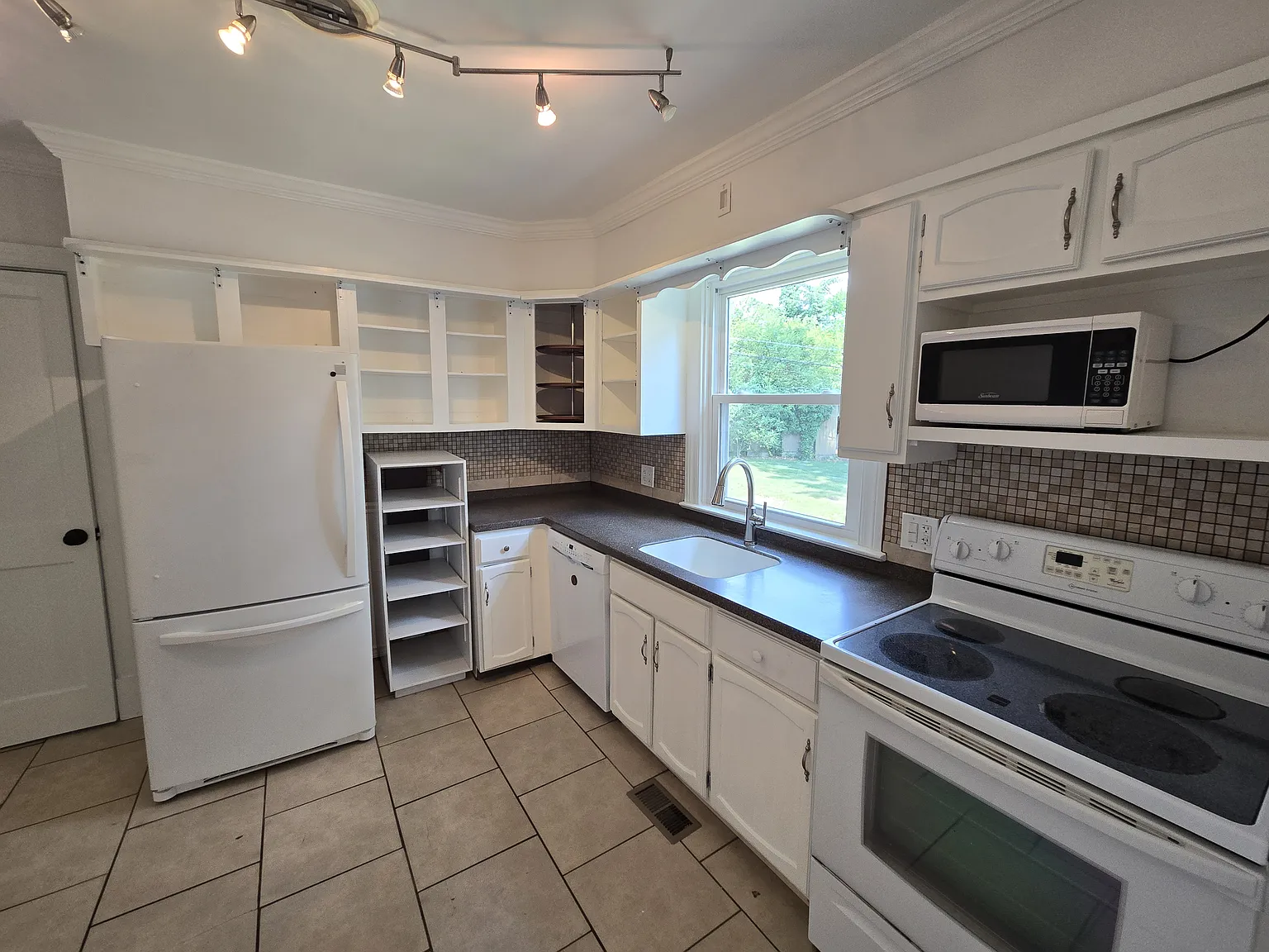 4 bed, 1836 sqft, $2,250 — Photo 4