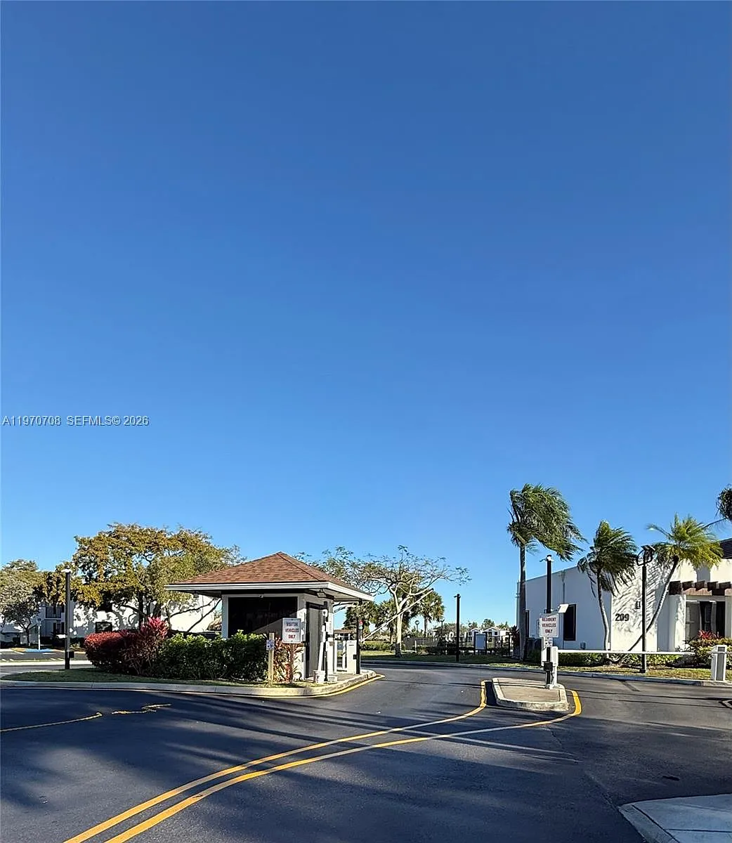 Building Photo - 201 Lake Pointe Dr #202