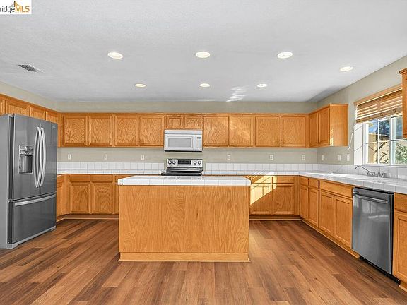 4th image of 2004 Hedge Ave