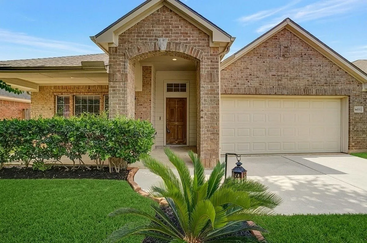 3 bed, 2.0 bath, 2223 sqft, $1,950 — Photo 1