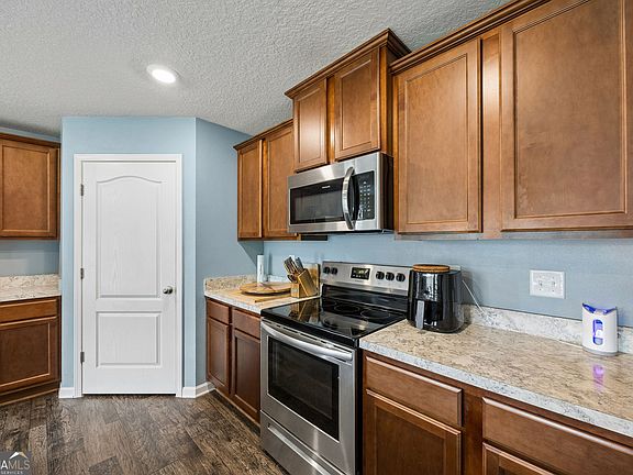 4th image of 302 Cedar Breeze Dr