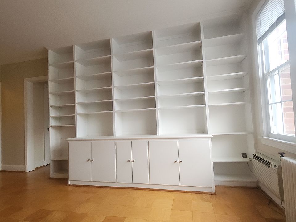 Living room with build in bookshelves