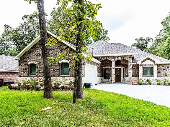 3rd image of 1832 Green Briar Dr