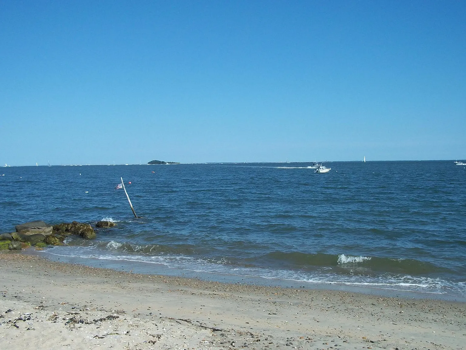 130 Shore Rd — Photo 2