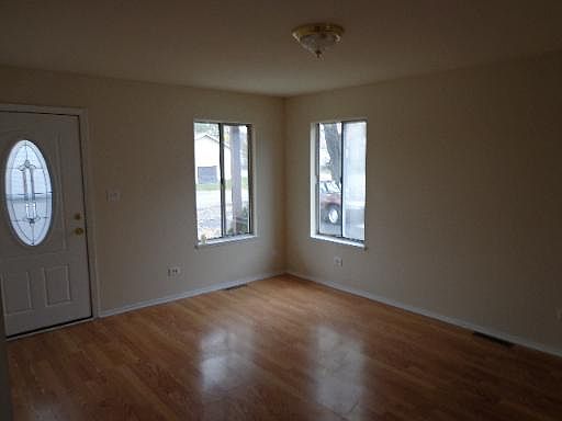 2nd image of 1525 N Hickory Ave