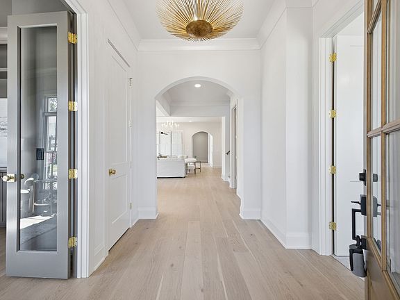 4th image of 2037 Hector Dr