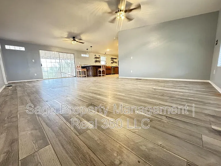 4879 N Monterey Dr — Photo 1