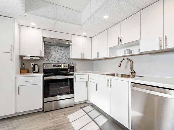 4th image of 3900 Oaks Clubhouse Dr APT 503