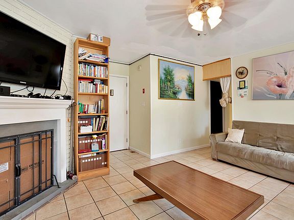 3rd image of 10 Carleton St