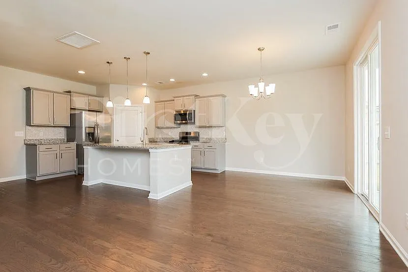 5 bed, 4.0 bath, 2556 sqft, $2,690 — Photo 4