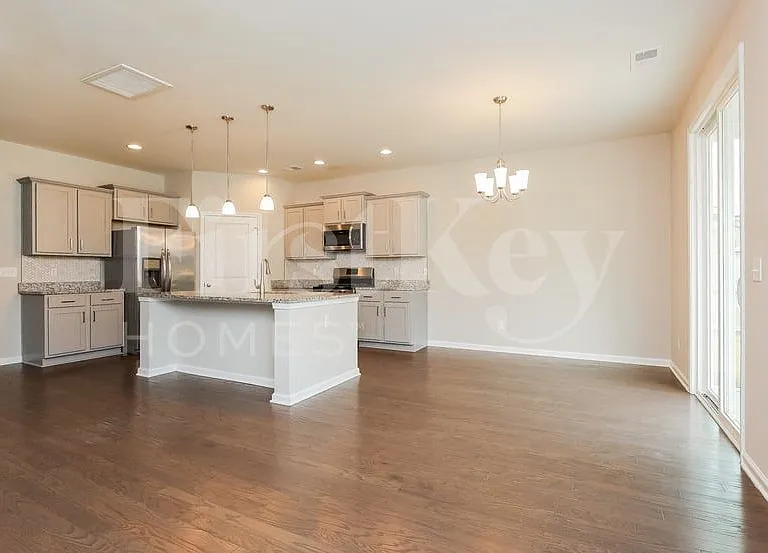 817 Neosho Ct — Photo 4