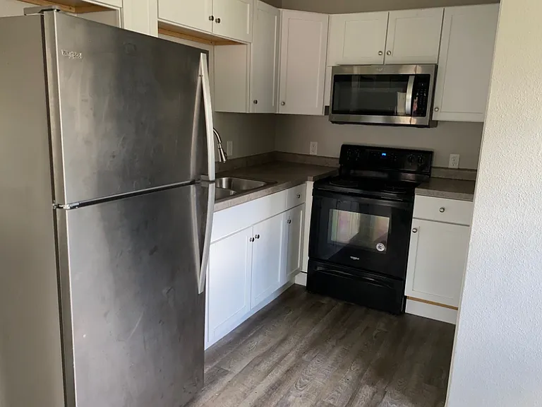 541 Putnam St — Photo 4