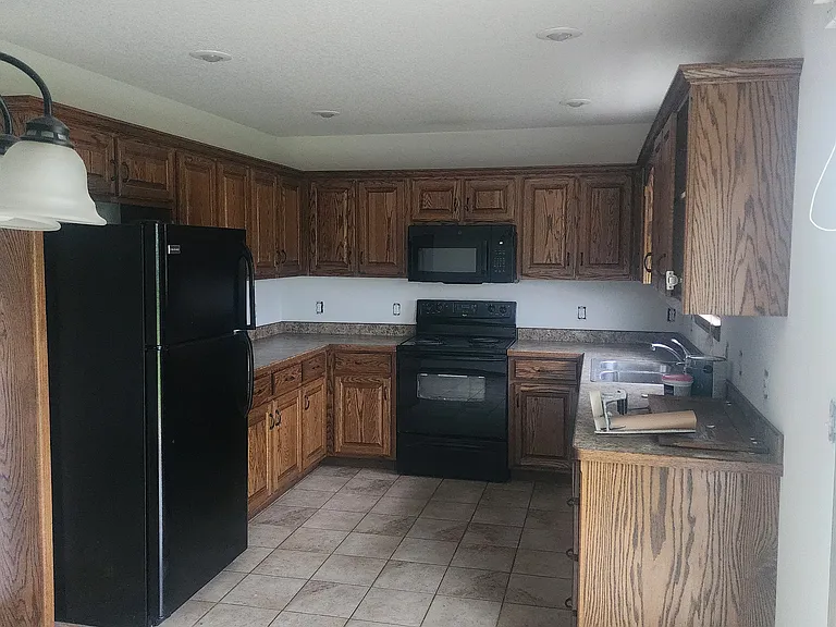 2721 S Oliver Ave — Photo 4