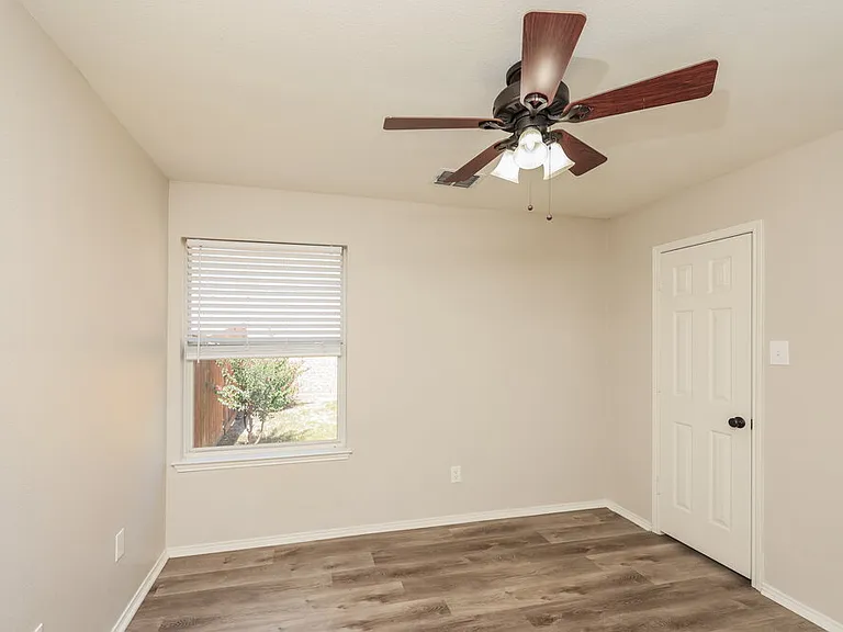320 Foreston Dr — Photo 14