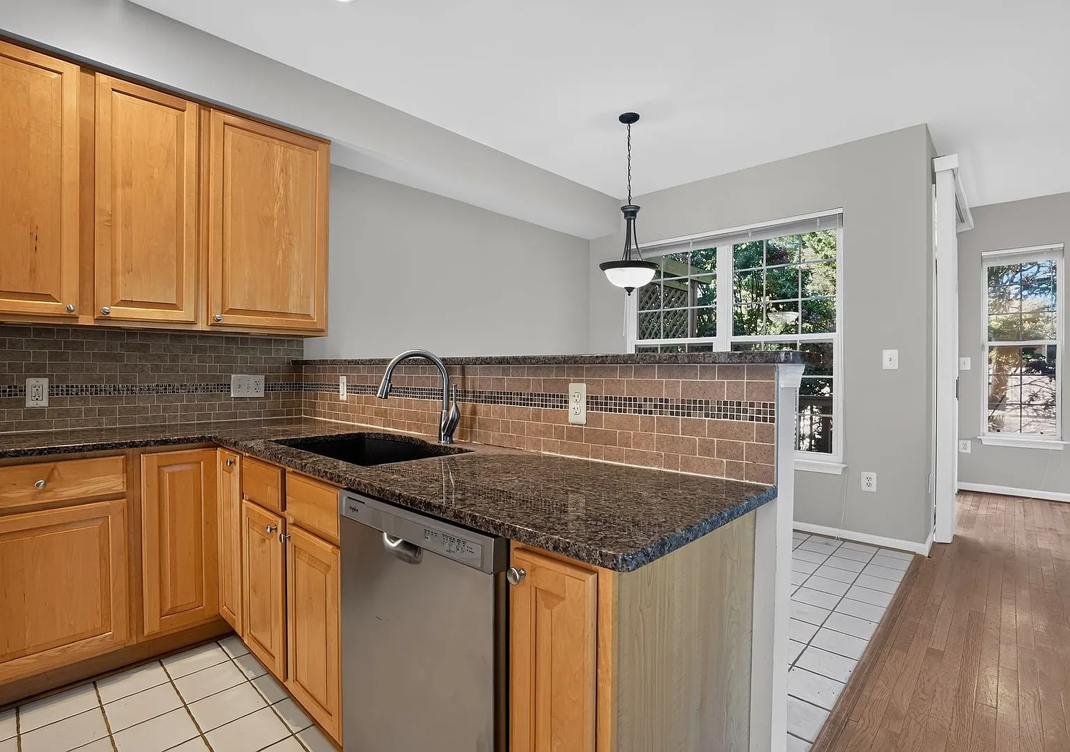 Spacious 4-Bedroom Townhome in Prime Alexandria Location — Photo 3