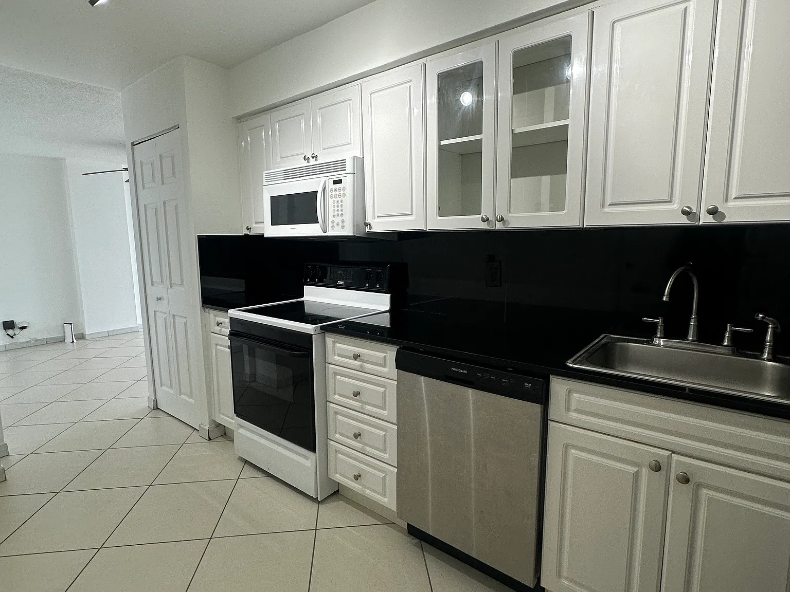 1 bed, 1.5 bath, 910 sqft, $2,600 — Photo 4