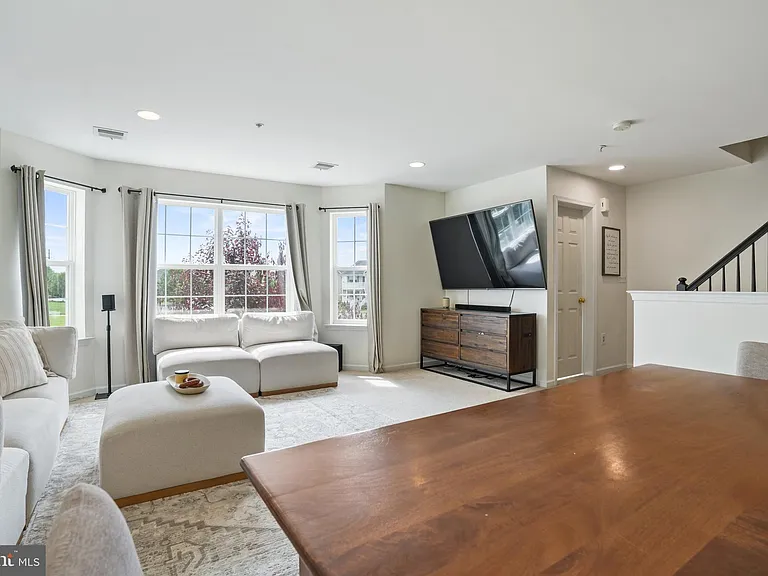 2028 Berkeley Dr — Photo 4