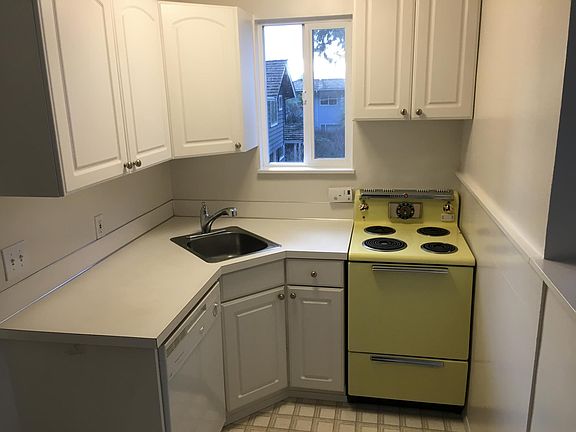 4th image of 10469 NE 52nd St APT 2