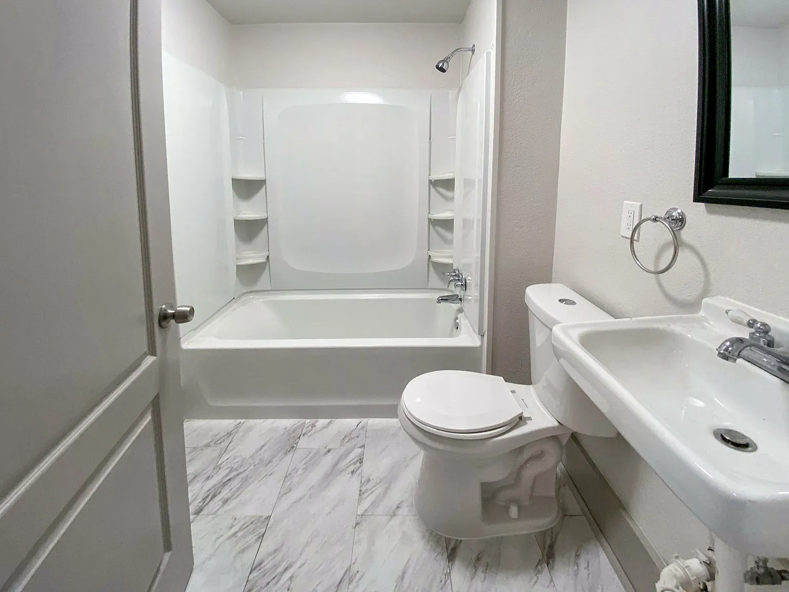 4 bed, 3.0 bath, 3880 sqft, $841 — Photo 4