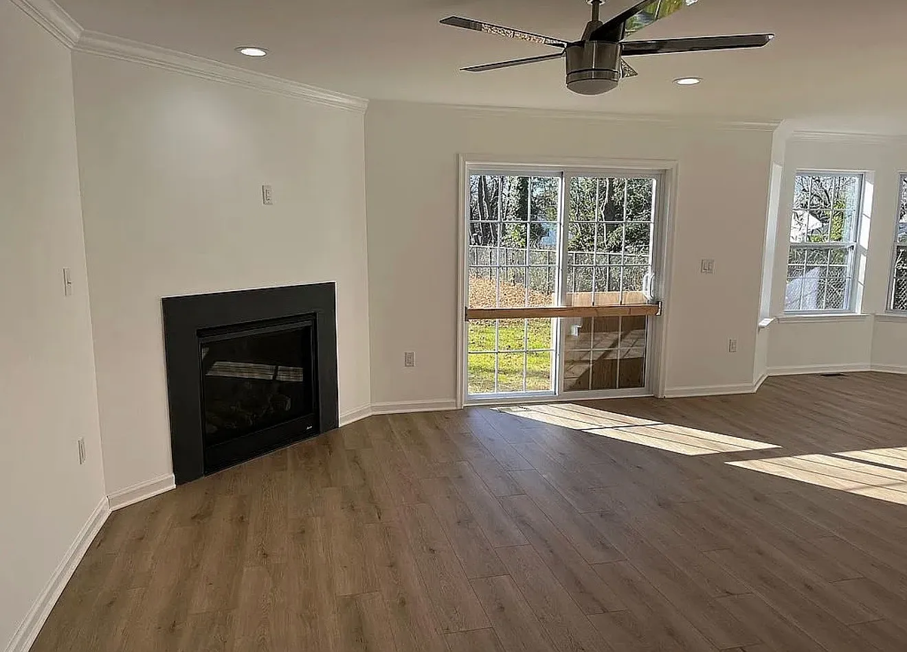 4 bed, 2.5 bath, 2200 sqft, $4,500 — Photo 1