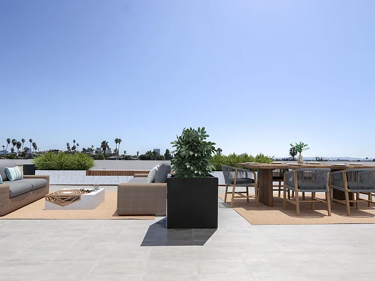 4660 Melrose Ave — Photo 7