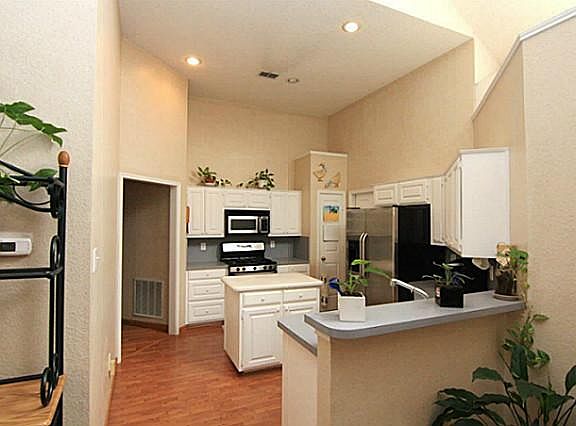 5th image of 913 Winterstone Dr